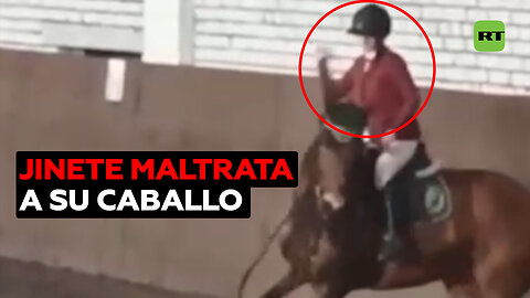 Jinete golpea a su caballo delante del público durante un torneo