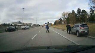 Un piéton imprudent traverse l'autoroute