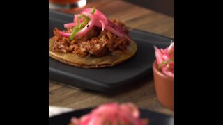 Panuchos de Cochinita