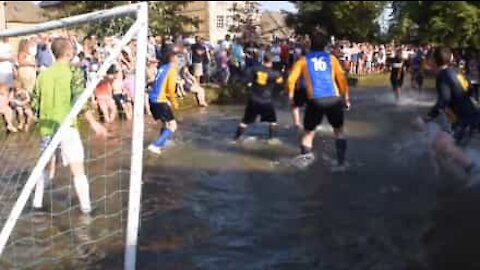 Futebol em um rio… um jogo hilário e refrescante!