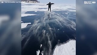 Vento empurra senhor sobre lago gelado