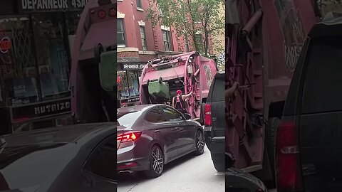 Downtown Montréal garbage collector