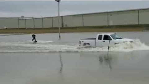 Profitez des inondations pour faire du wakeboard!