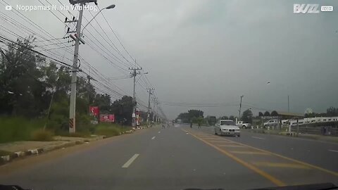 Motociclista sofre forte descarga elétrica em rodovia