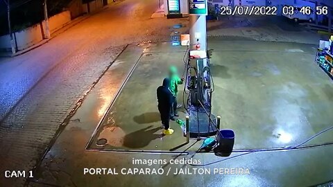 Lajinha encapuzado, armado e com sacolas de plásticos nos pés homem rouba frentista