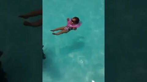 ENFIM FERIAS , HORA DE CURTIR UMA PISCINA #bebe #meme #shorts