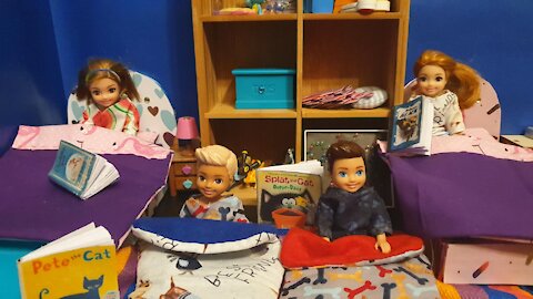 Sleepover playdate in Barbie's - Barbie's twin daughters Addie and Ashley