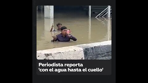 Periodista reporta 'con el agua hasta el cuello' las inundaciones en la India