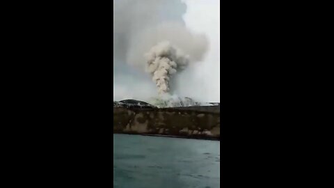 Krakatoa erupts in Indonesia 🇮🇩