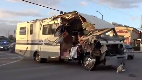 Police Chase Stolen Motorhome in Los Angeles (Not Live) | iCkEdMeL