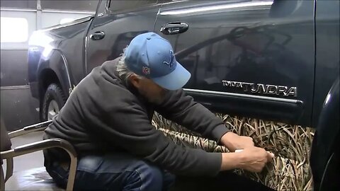 APPLYING GRAPHICS ON TOYOTA PICKUP.