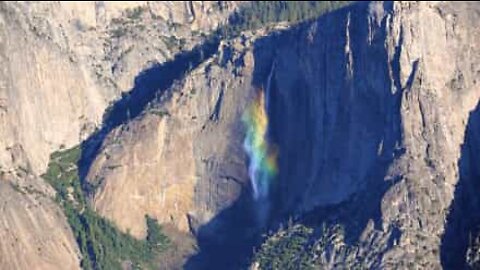 カリフォルニアの魔法のような虹色の滝