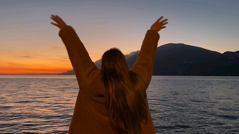 "Chasing Sunsets: A Blissful Evening by the Water's Edge 🌅✨"