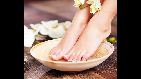 Homemade pedicure for feet whitening