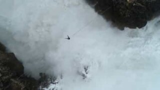 Atleta sopravvive a un onda gigante sullo slackline