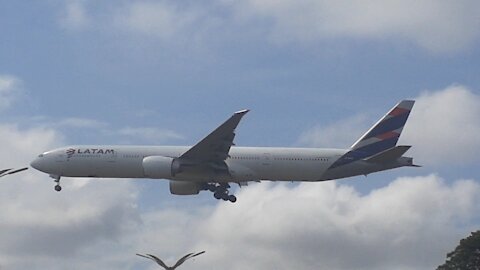 Boeing 777-300ER PT-MUE na aproximação final antes de pousar em Manaus vindo de Guarulhos 13022021