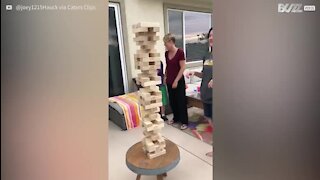 Aprecie esta "impossível" jogada de Jenga!