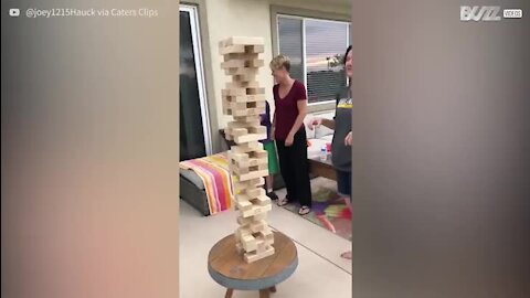 Aprecie esta "impossível" jogada de Jenga!