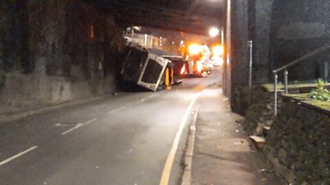 LORRY OVERTURNED AFTER HITTING A BRIDGE #KENTPOLICE 7 February 2022