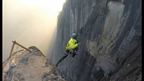 Cet homme fait un saut terrifiant depuis une falaise aux Etats-Unis