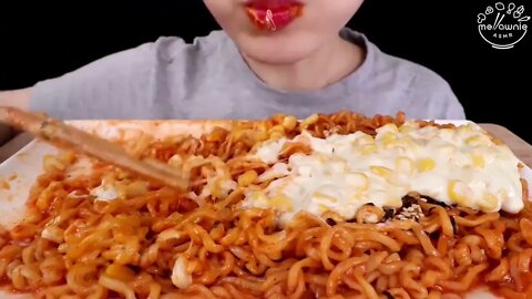 ASMR MUKBANG｜CORN CHEESE FIRE NOODLES 콘치즈 불닭볶음면 EATING SOUNDS 먹방 720p