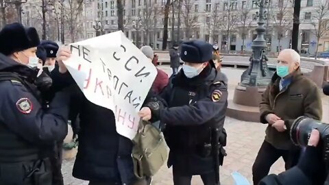 RUSSIA POLICE REMOVES ELDERLY PEACEFUL PROTESTOR