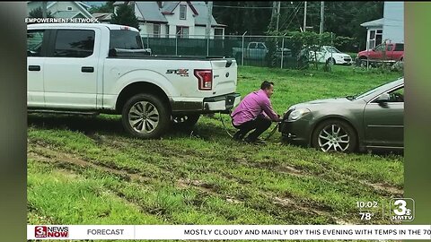 Off-duty Omaha Police sergeant helps cars out muddy situation