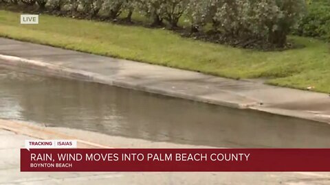 Rain, wind move into Boynton Beach