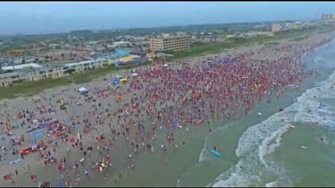 Festival de surf natalino reúne milhares de pessoas na Flórida