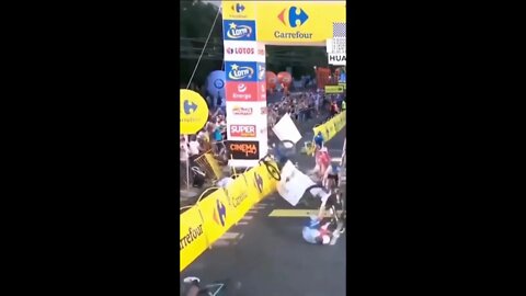 bicyicle chain reaction crash race finish