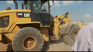 SOUTH AFRICA - Johannesburg - Land grabs in Lenesia (videos) (N6S)