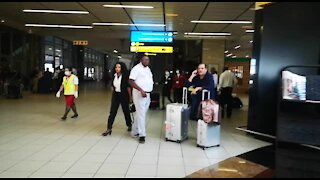 SOUTH AFRICA - Johannesburg - Cathay Pacific Flight from Hong Kong - Video (d3o)