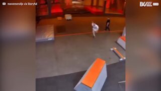 Teenager laver super hurtige parkour tricks