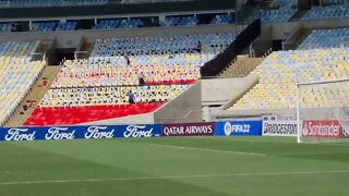 Flamengo x Talleres - Gramado sendo tratado para o jogo