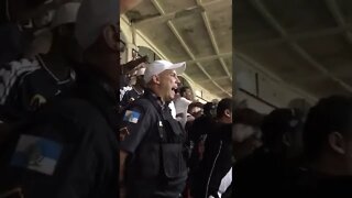 Policial cantando com a torcida do Vasco em São Januário