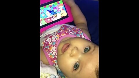 Linda bébé e o tablet - Beautiful baby and the tablet - सुंदर बच्चा और गोली - #shorts #linda #bebe