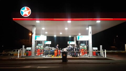 SOUTH AFRICA - Cape Town - Kenilworth Caltex garage shooting (Video) (EMm)