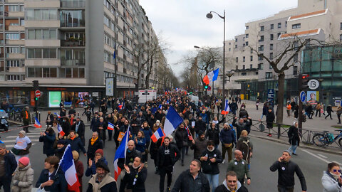 Manifestation contre le pass vaccinal et sanitaire place de Barcelone à Paris le 22/01/2022 Vidéo 3