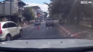 Un conducteur perd le contrôle et fait un plongeon