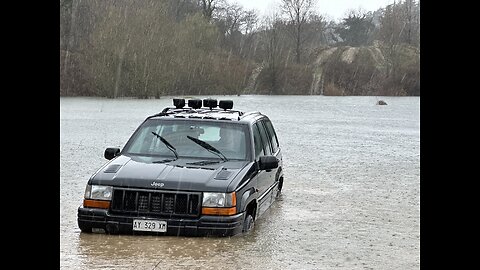 5.9 V8 JEEP GRAND CHEROKEE ZJ almost gets stuck