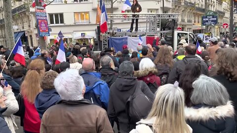 Myriam Palomba prend la parole lors du cortège national pour la paix et la liberté le 19/11/2022.