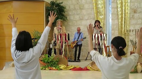 "I'll Raise A Hallelujah" - Kehilat HaCarmel Messianic Congregation near Haifa, Israel sings Hebrew