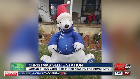 Woman turns front yard into Christmas selfie station