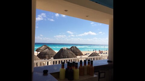 ☆ CANCUN ☆ -- Watch How this Beach BARTENDER Cuts Limes & Serves Drinks Super Fast!