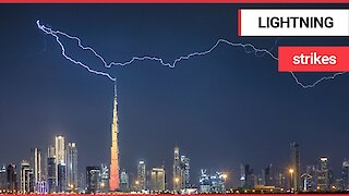 Moment the Burj Khalifa is struck by a huge lightning bolt