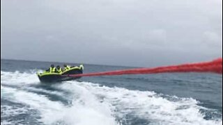 Scaraventato fuori dall'acqua durante una sessione di tubing