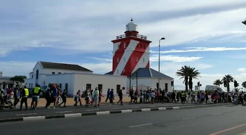 SOUTH AFRICA - Cape Town - The Big Walk (Video) (Pnd)