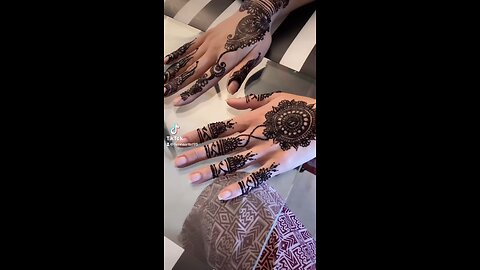 Mehndi artist