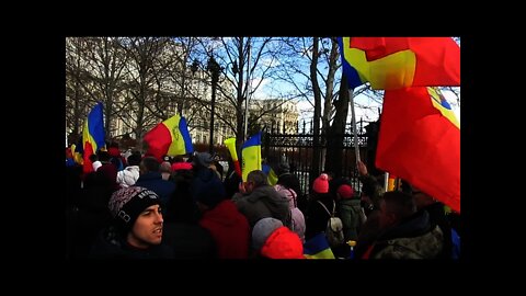 Momentul intrarii protestatariilor in curtea Senatului (Palatul Parlamentului)