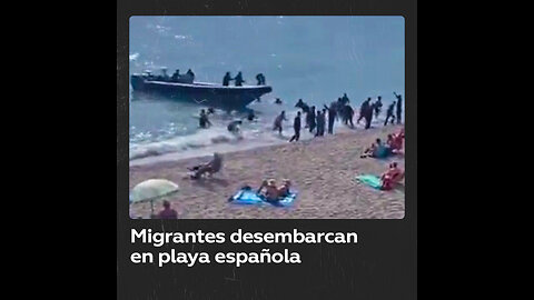 Migrantes magrebíes desembarcan en una playa de España